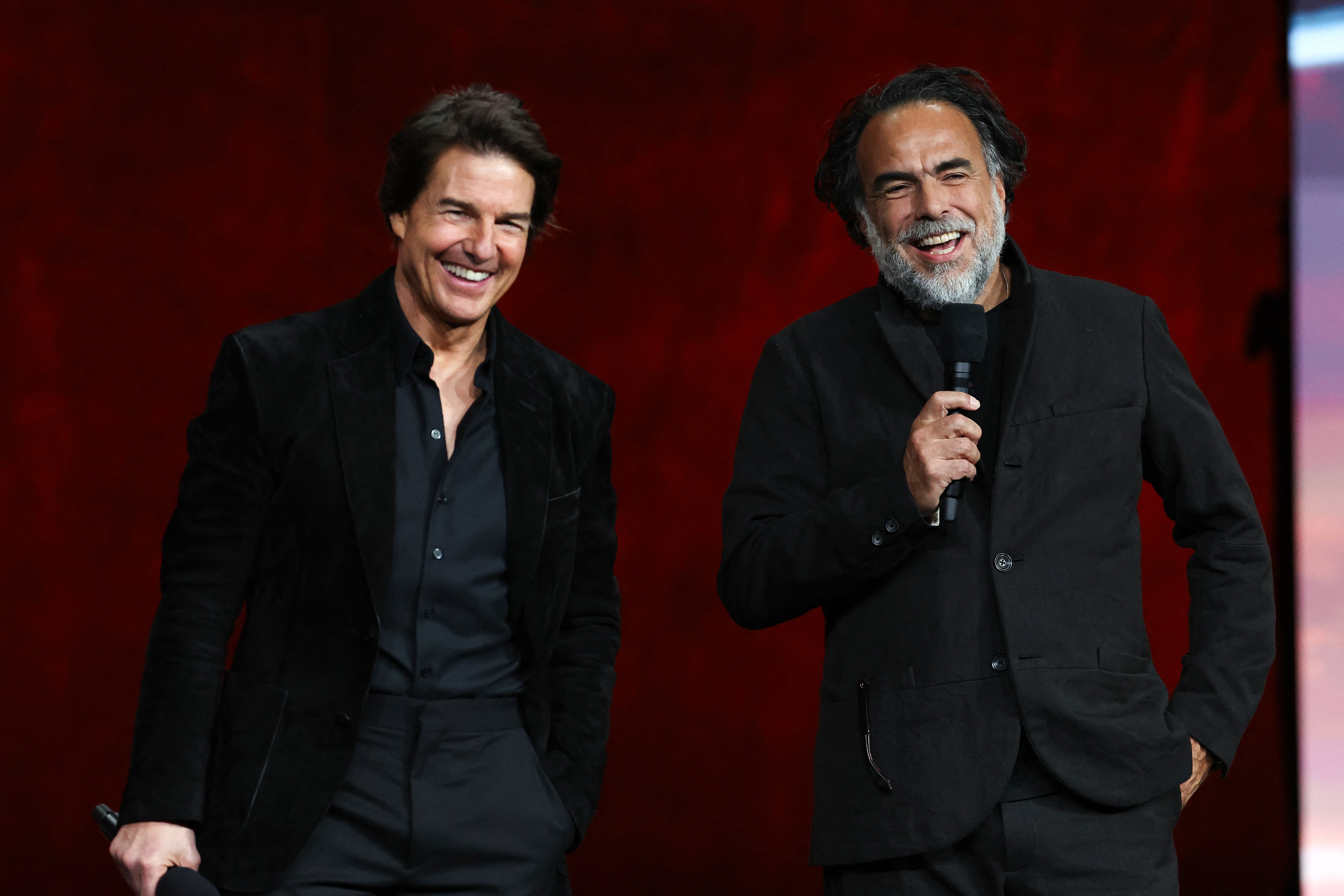 El actor estadounidense Tom Cruise (izquierda) y el cineasta mexicano Alejandro González Iñárritu promocionan la próxima película 'Digger'.