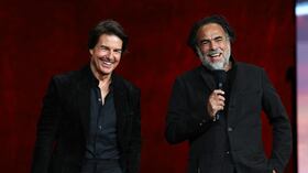 El actor estadounidense Tom Cruise (izquierda) y el cineasta mexicano Alejandro González Iñárritu promocionan la próxima película 'Digger'.