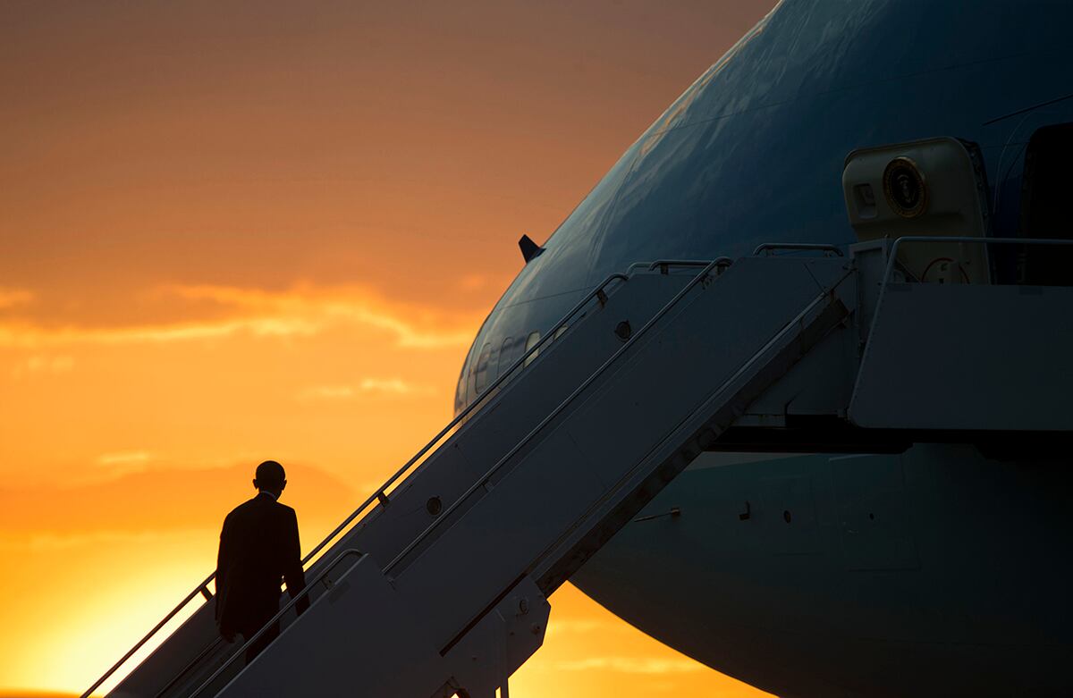 El presidente de los Estados Unidos, Barack Obama, se prepara para abordar el avión presidencial Air Force One. Obama, que parte de Yangon, Myanmar, se dirige a Australia para participar en el G20. (AP)
