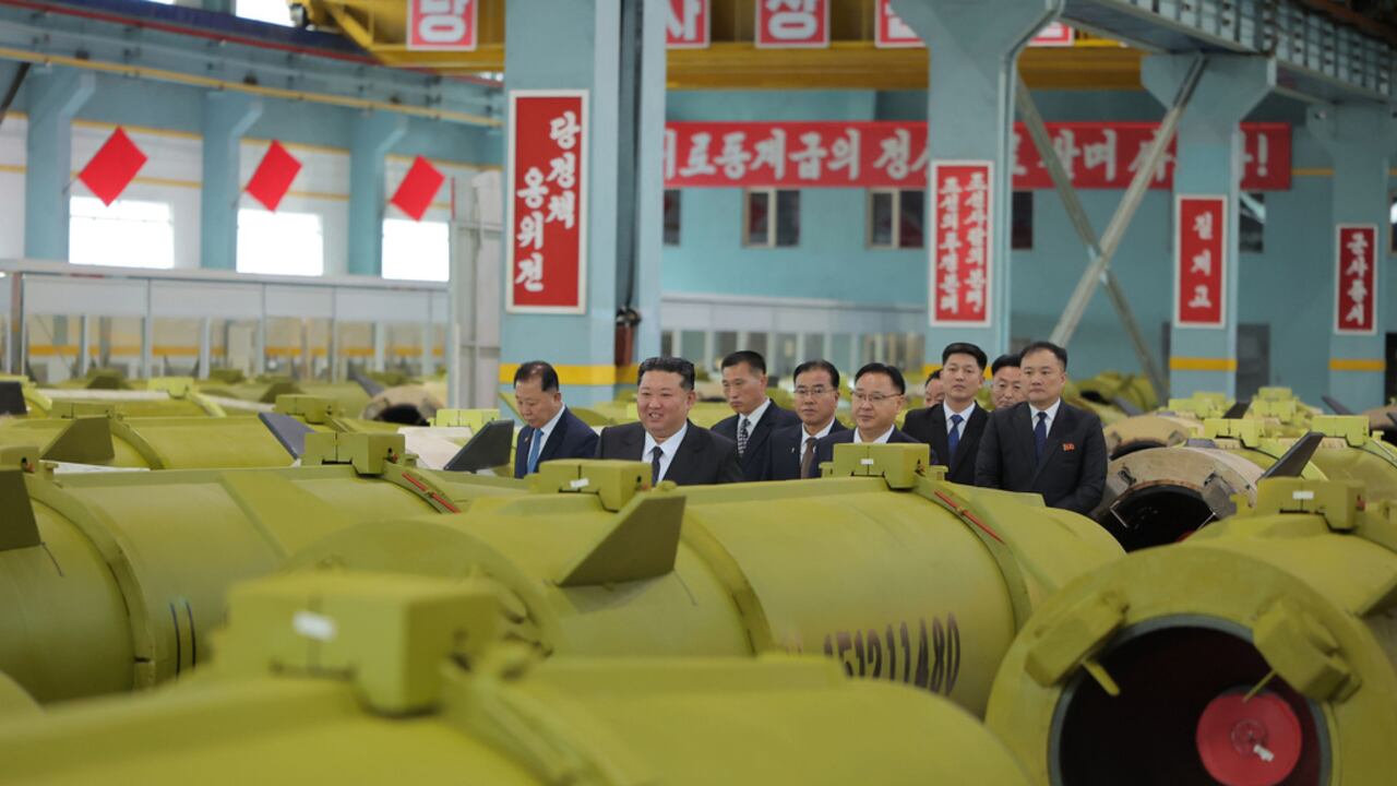 En esta foto sin fecha, proporcionada el viernes 26 de diciembre de 2025 por el gobierno norcoreano, su líder Kim Jong-un inspecciona la producción de misiles y proyectiles en una fábrica ubicada en un lugar no revelado, Corea del Norte.