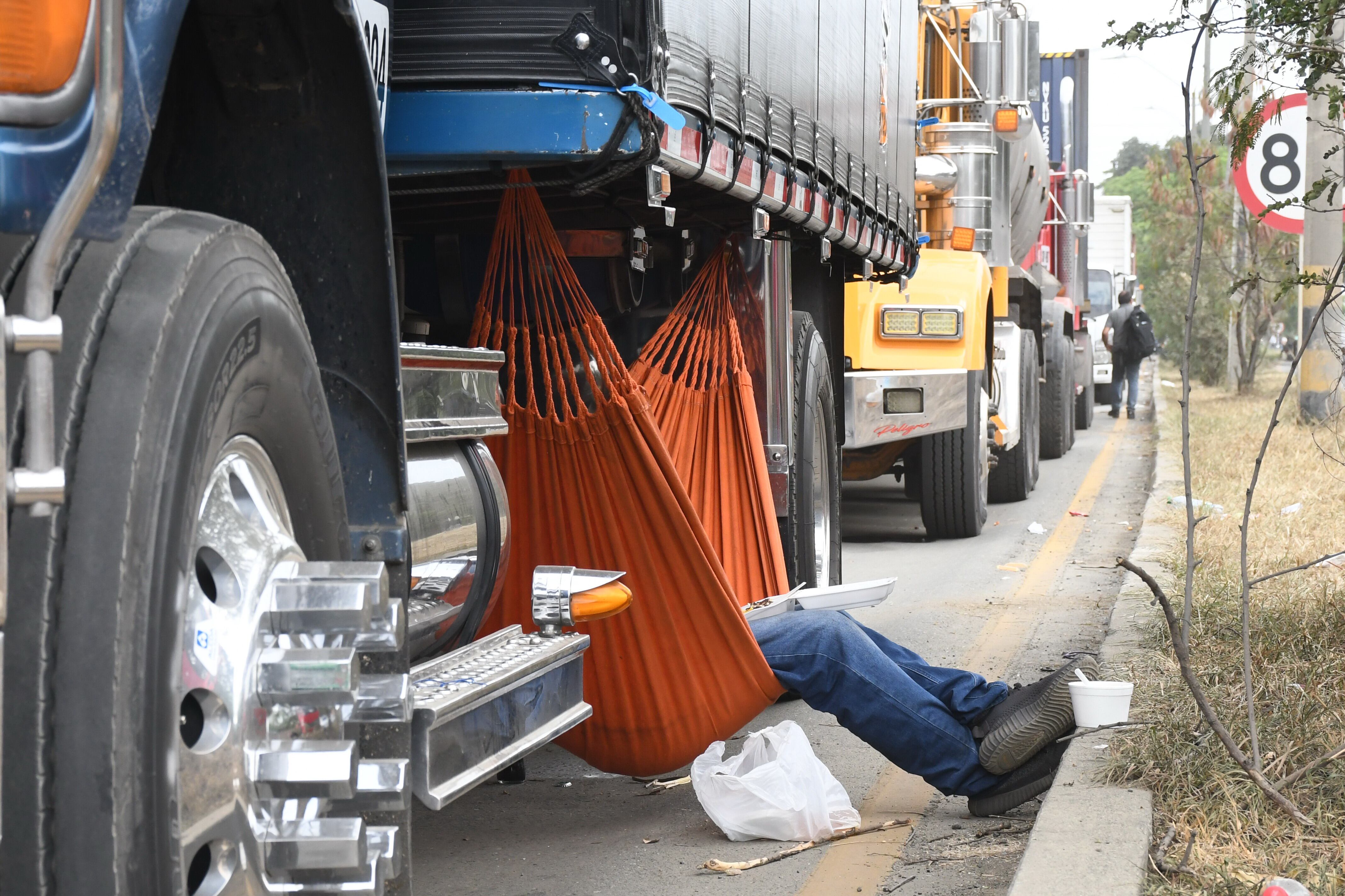 Paro camionero en los diferentes ingresos a Cali.( Puente del Comercio, Juanchito y Céncar.)fotos José Guzmán)