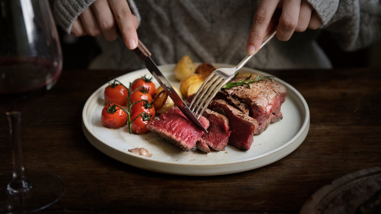 La carne es una proteína que acompaña a diario millones de mesas en el mundo, aunque algunos sectores han recomendado reducir o eliminar su consumo por razones de salud.