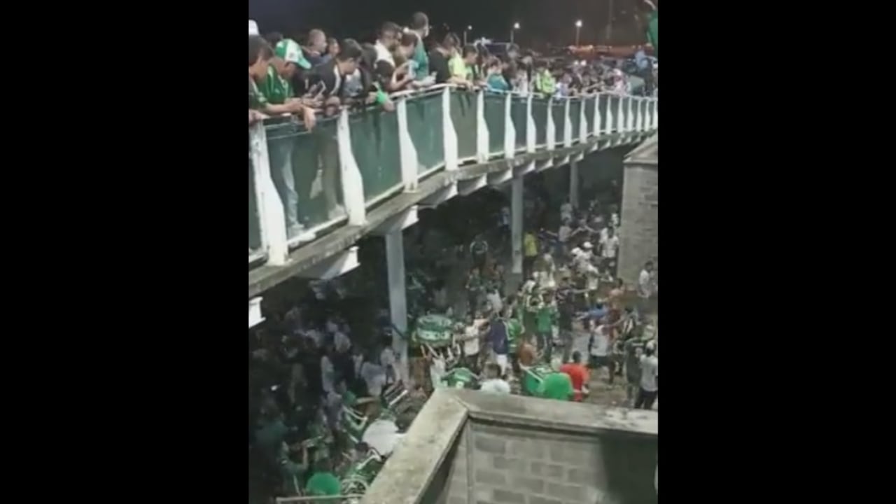 Los hinchas intentaron meterse a la cancha y agredir a los jugadores.