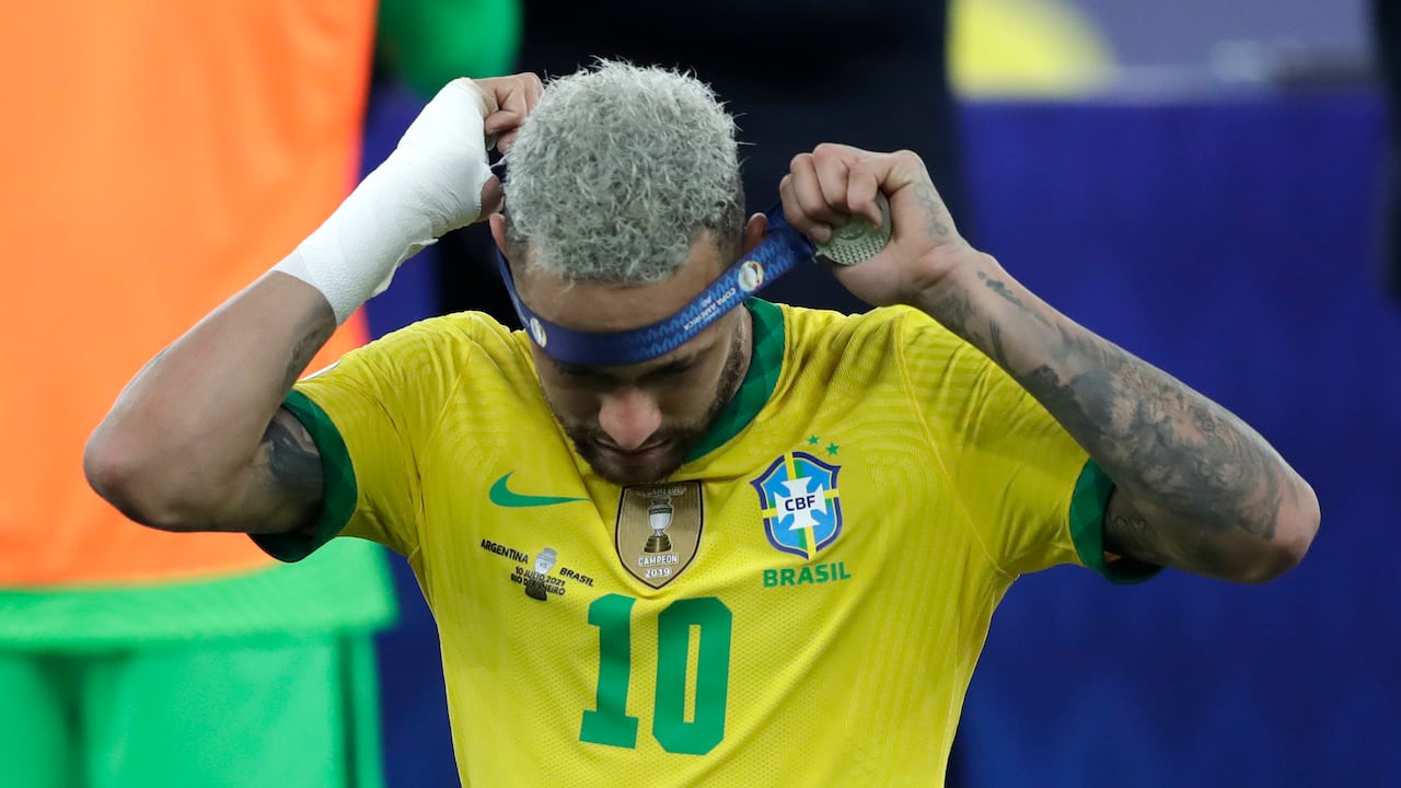 Neymar, de la selección de Brasil, se despoja de la medalla de segundo puesto, tras la derrota en la final de la Copa América ante Argentina, el sábado 10 de julio de 2021, en Río de Janeiro (AP Foto/Andre Penner)