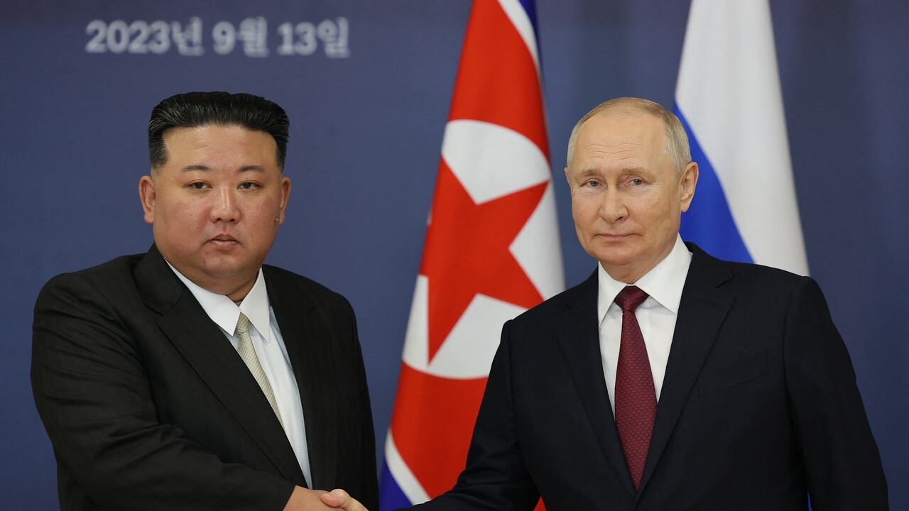 El Presidente de Rusia, Vladimir Putin, y el líder de Corea del Norte, Kim Jong Un, estrechándose las manos durante su reunión en el Cosmódromo de Vostochny