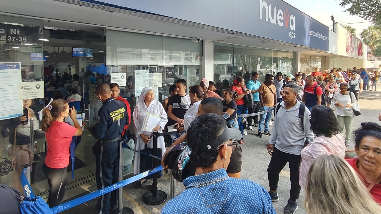 Nueva EPS en Cali: usuarios hacen largas filas para autorizar citas y otros trámites.