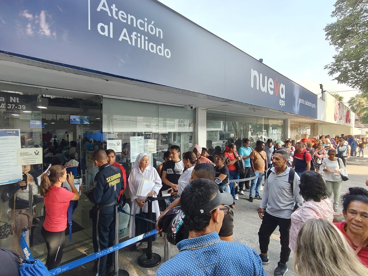 Nueva EPS en Cali: usuarios hacen largas filas para autorizar citas y otros trámites.