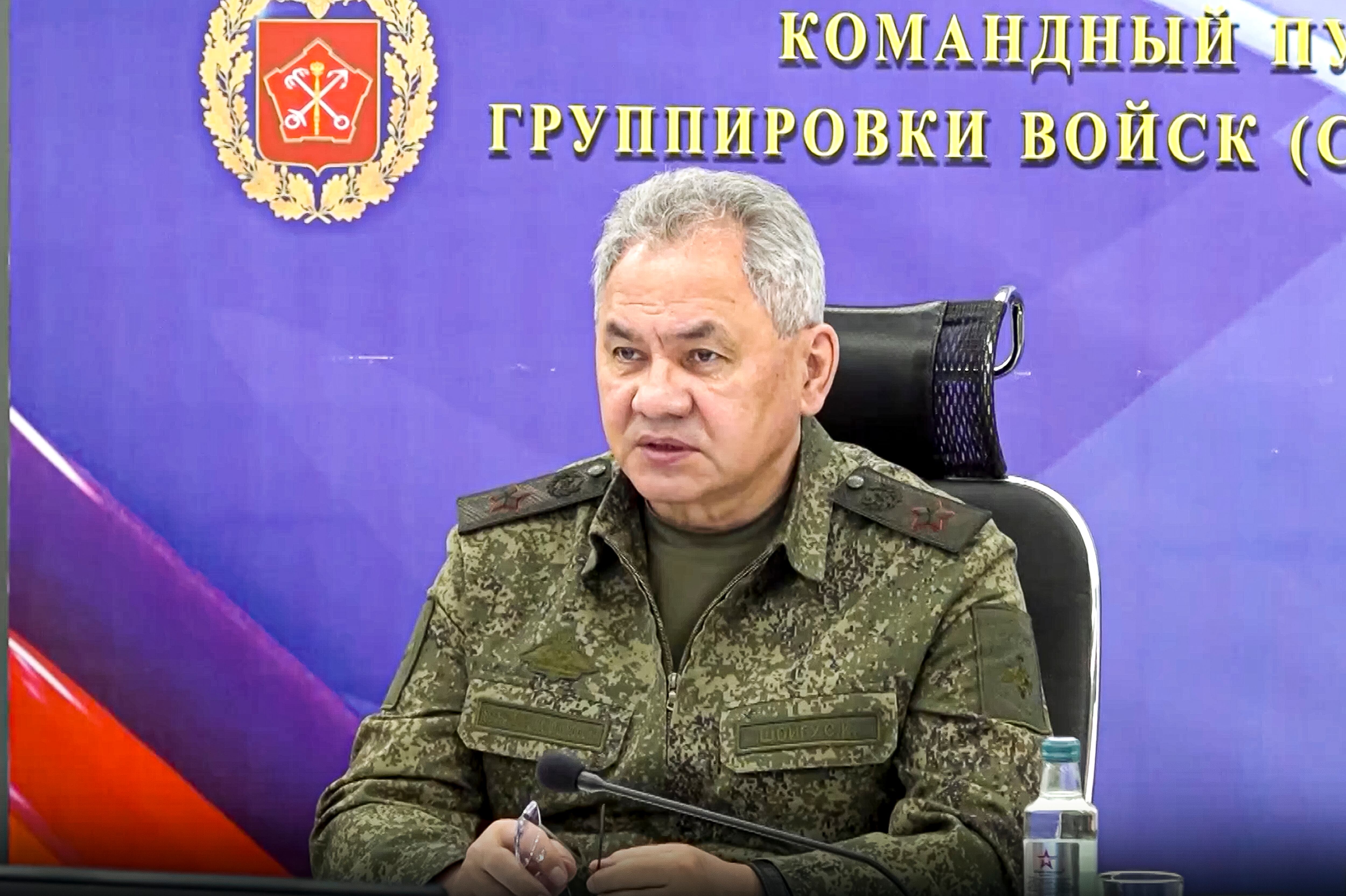 el ministro de Defensa ruso, Sergei Shoigu, habla con los oficiales mientras inspecciona un puesto de mando de una de las formaciones del grupo Zapad (Oeste) de Tropas rusas en un lugar no revelado de Ucrania.
