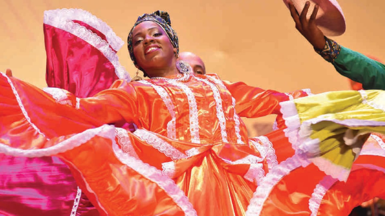 El Golpe Chocoano, una agrupación de chirimía que viene de Bagadó, sobre la tarima del festival, en la Ciudadela Petronio. Con sus trajes muestran las tradiciones y costumbres de su región.