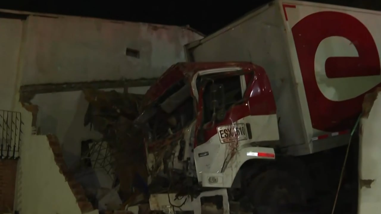 Uno de los vehículos afectados habría terminado incrustado en una vivienda.