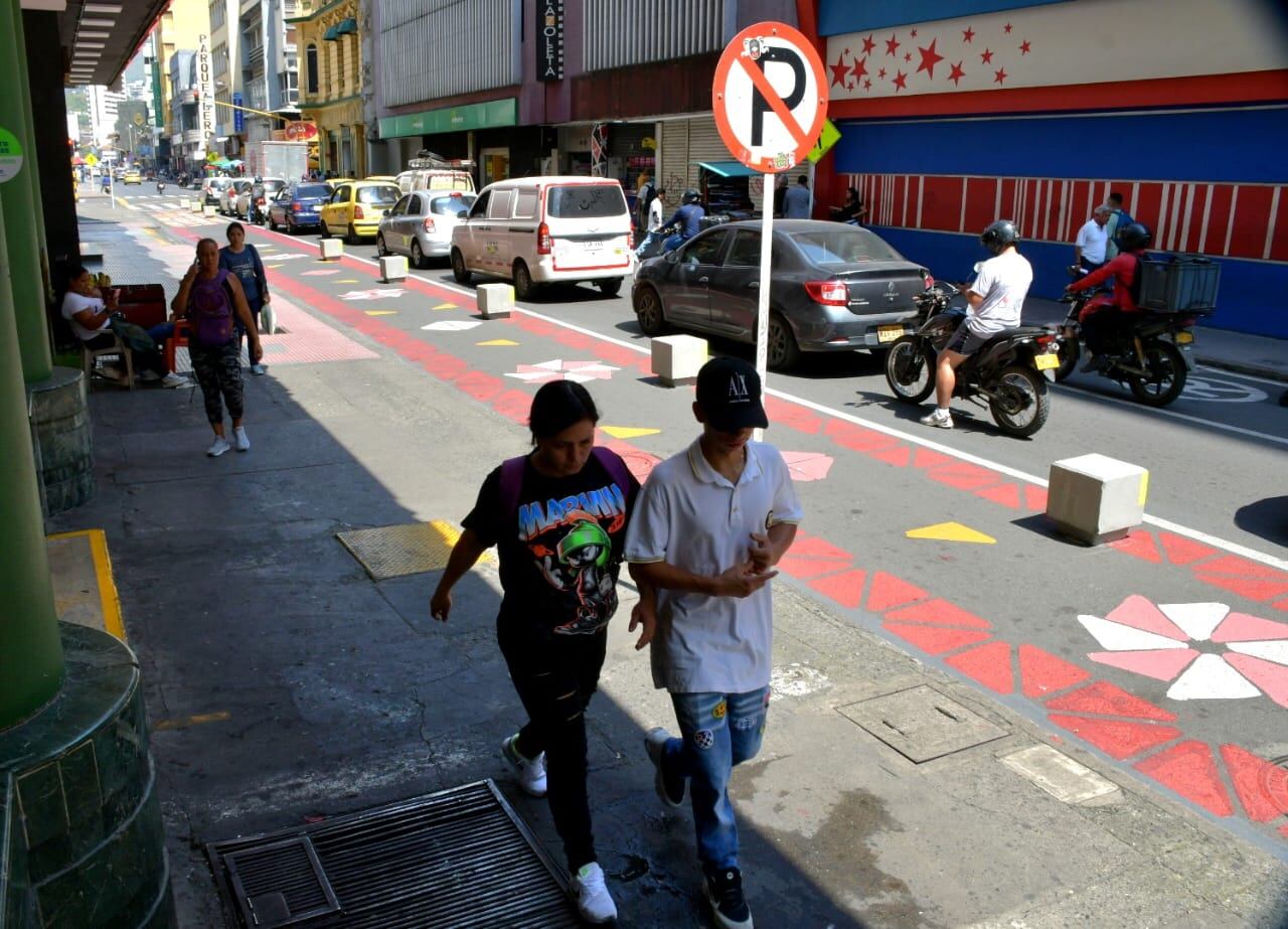 A  pesar de que desde el lunes pasado se habilitó el tránsito de peatones por las carreras 4 y 5, entre calles 13 y 10, durante el día son pocas las personas que están utilizando estos espacios para caminar. Eso sí, los ciclistas sí lo están aprovechando al máximo.