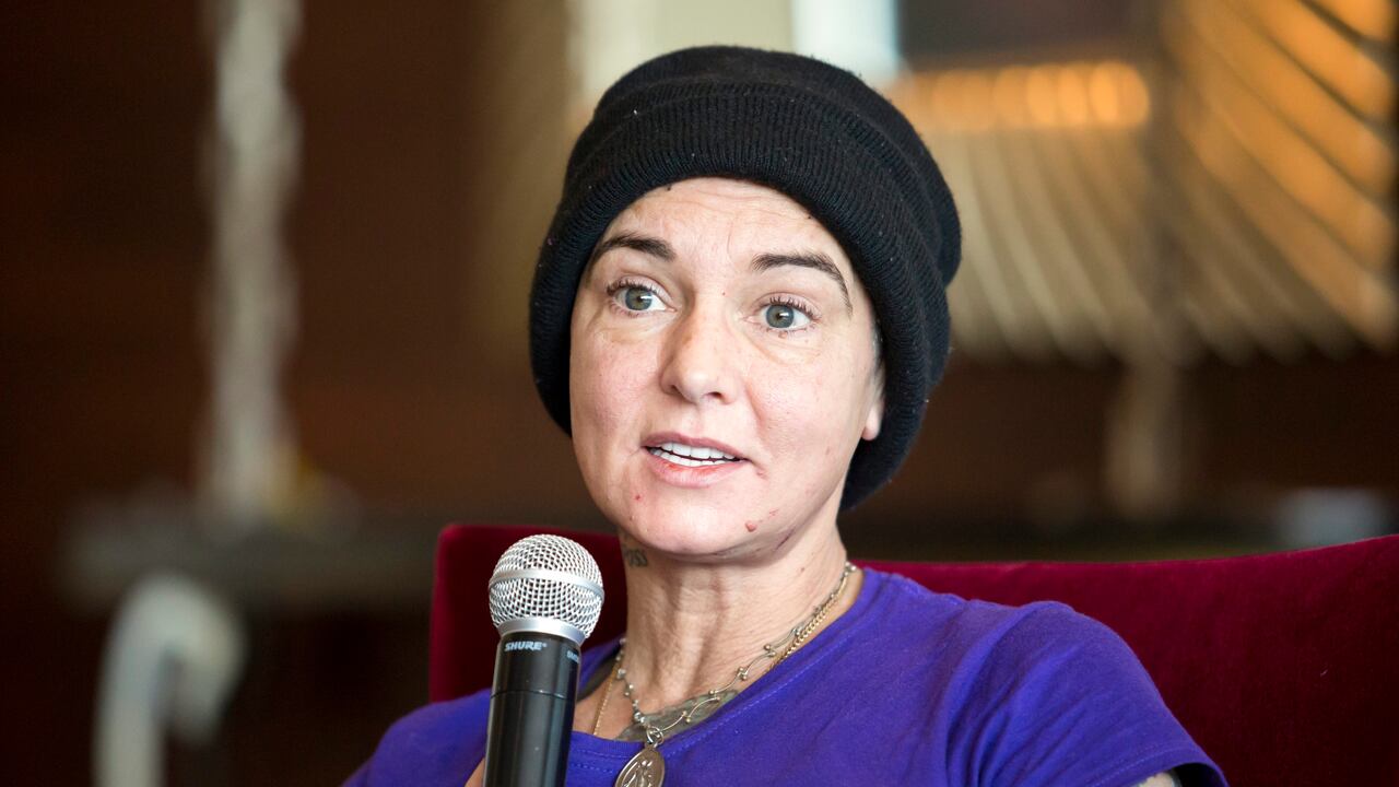 La cantautora irlandesa Sinead O'Connor asiste a un evento de prensa durante el Festival de Primavera de Budapest en un hotel en Budapest, Hungría, el 22 de abril de 2015. Un forense dice que la cantautora irlandesa Sinéad O'Connor murió por “causas naturales” en julio.