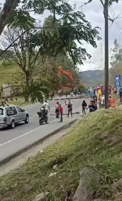 Tractomulas, máquinas y árboles atravesados, así está el cierre de la vía Cali-Popayán: detalles de un nuevo mega bloqueo.