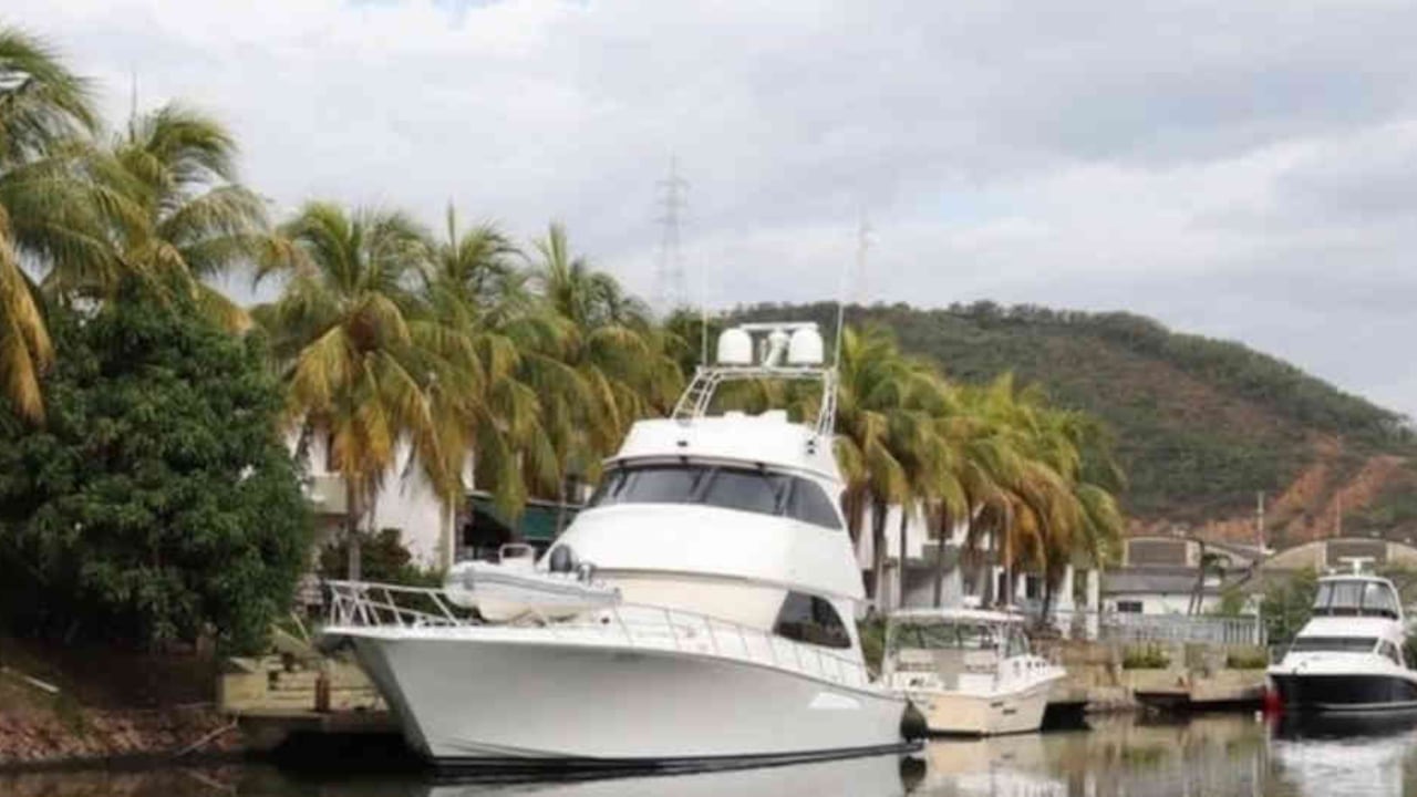Desde el centro comercial Plaza Mayor, que tuvo más actividad en el pasado, pueden verse los canales de Lechería y los barcos de sus vecinos. Últimamente han aumentado las quejas por la inseguridad.