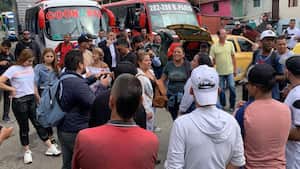 Seguidores de Darío Gómez a las afueras de medicina legal