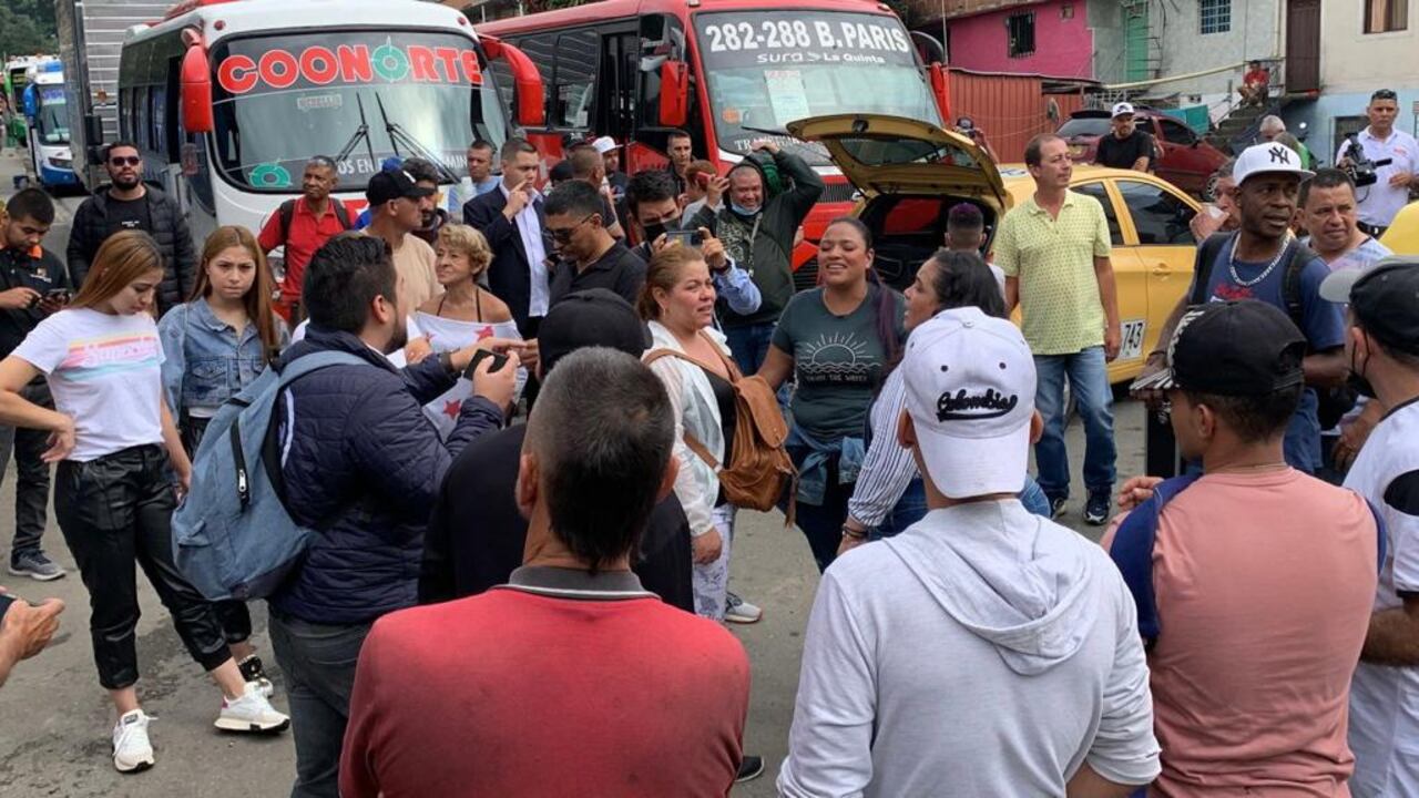 Seguidores de Darío Gómez a las afueras de medicina legal