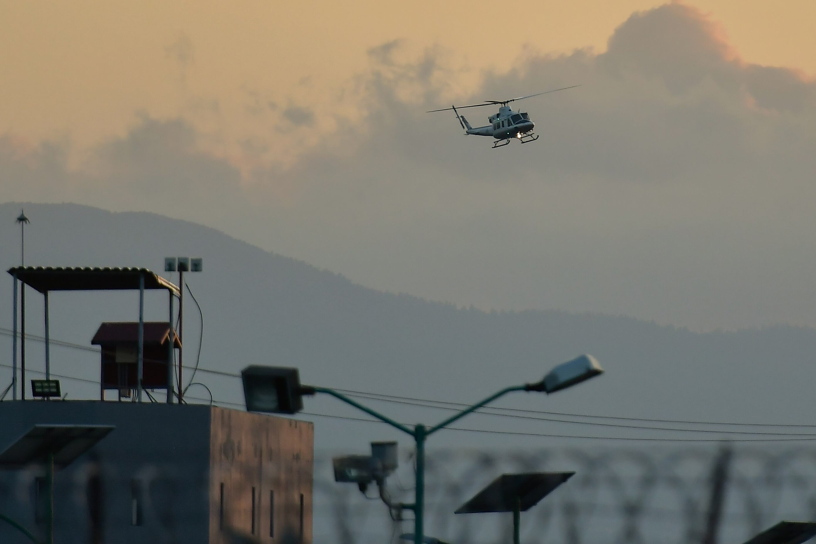 Ejército mexicano acompañó a la Guardia Nacional a proteger el Centro Federal de Readaptación Social #1 'El Altiplano, donde el líder del cartel de la droga mexicano Ovidio Guzmán López, 'El Ratón', de 32 años, hijo del ex narcotraficante Joaquín El Chapo Guzmán fue ingresado en helicóptero.