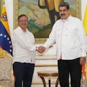 El apretón de manos entre el presidente Gustavo Petro y su homólogo, Nicolás Maduro.