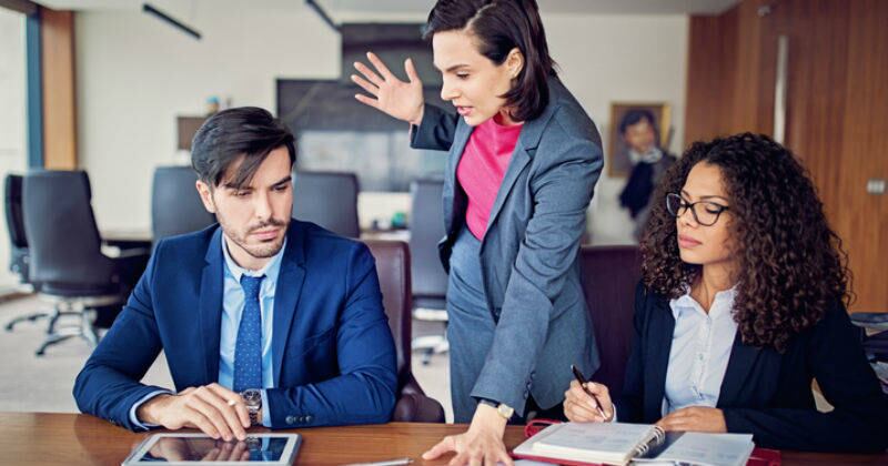 El tomar crédito por una idea que no es propia, es según expertos, uno de los aspectos que puede afectar el clima de trabajo al interior de una empresa.