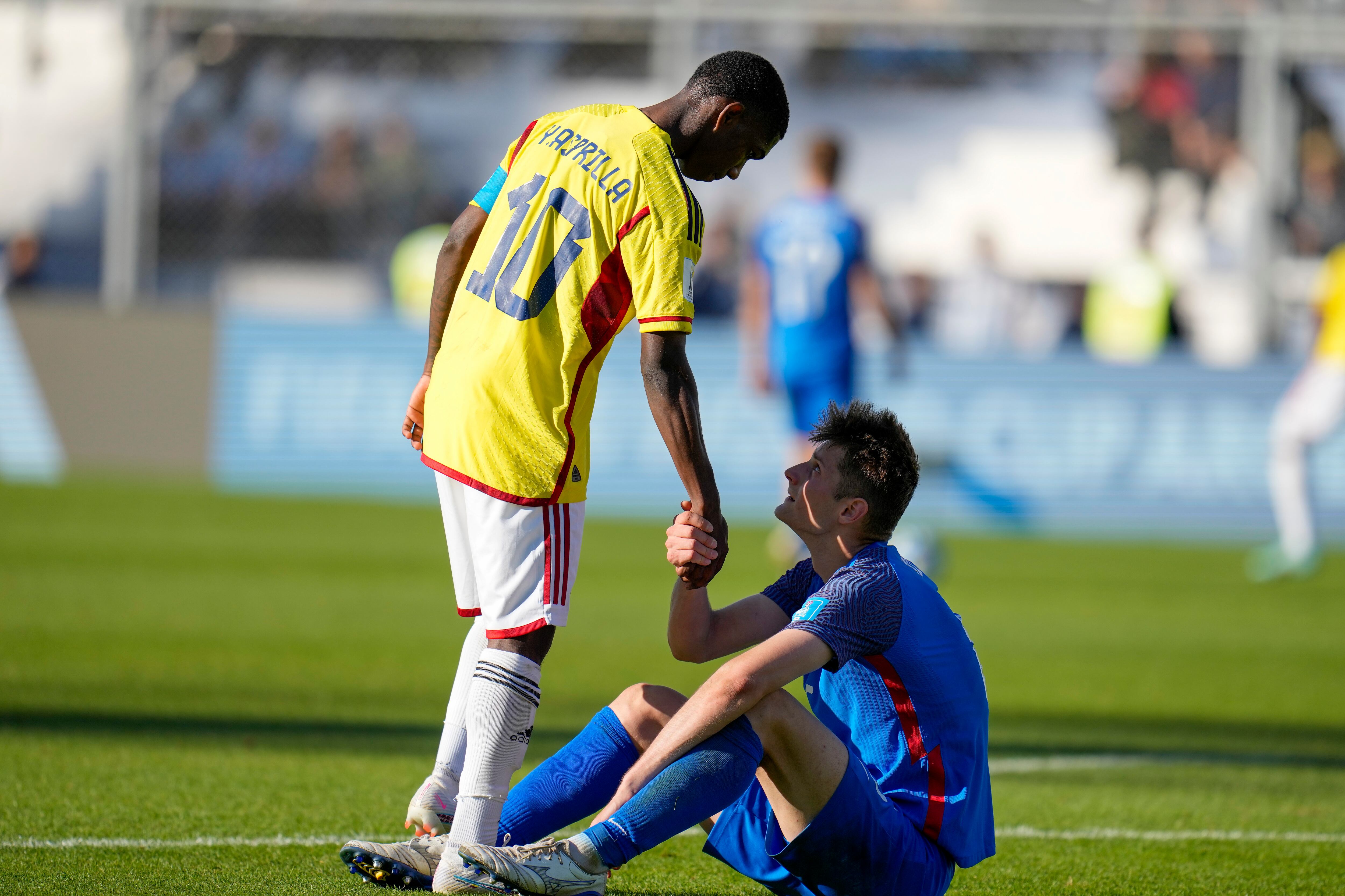 Colombia's Yaser Asprilla shakes hands with Slovakia's Sebastian Kosa at the end of a FIFA U-20 World Cup round of 16 soccer match at the Bicentenario stadium in San Juan, Argentina, Wednesday, May 31, 2023. Colombia won 5-1. (AP Photo/Ricardo Mazalan)