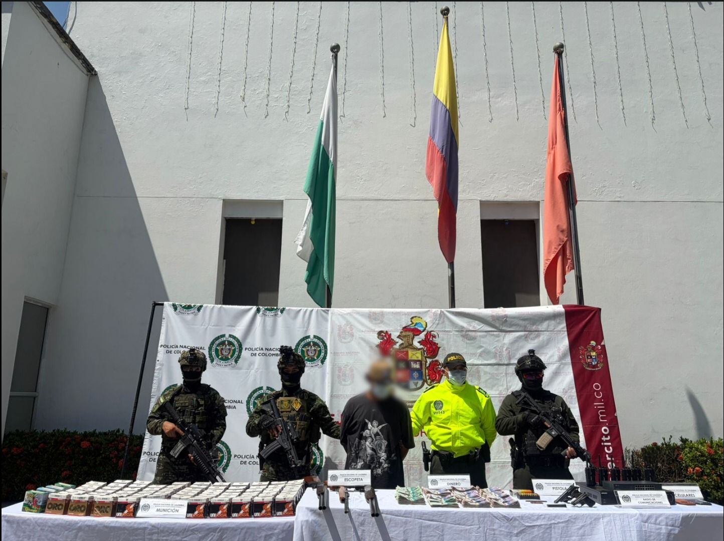 Armas, dinero y equipos de comunicación incautados en captura a Javier Arias Stunt.