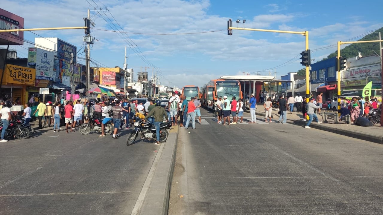 Bloqueos en la Avenida Pedro de Heredia en Cartagena obligaron la suspensión de Transcaribe en la ciudad. (13 de diciembre)