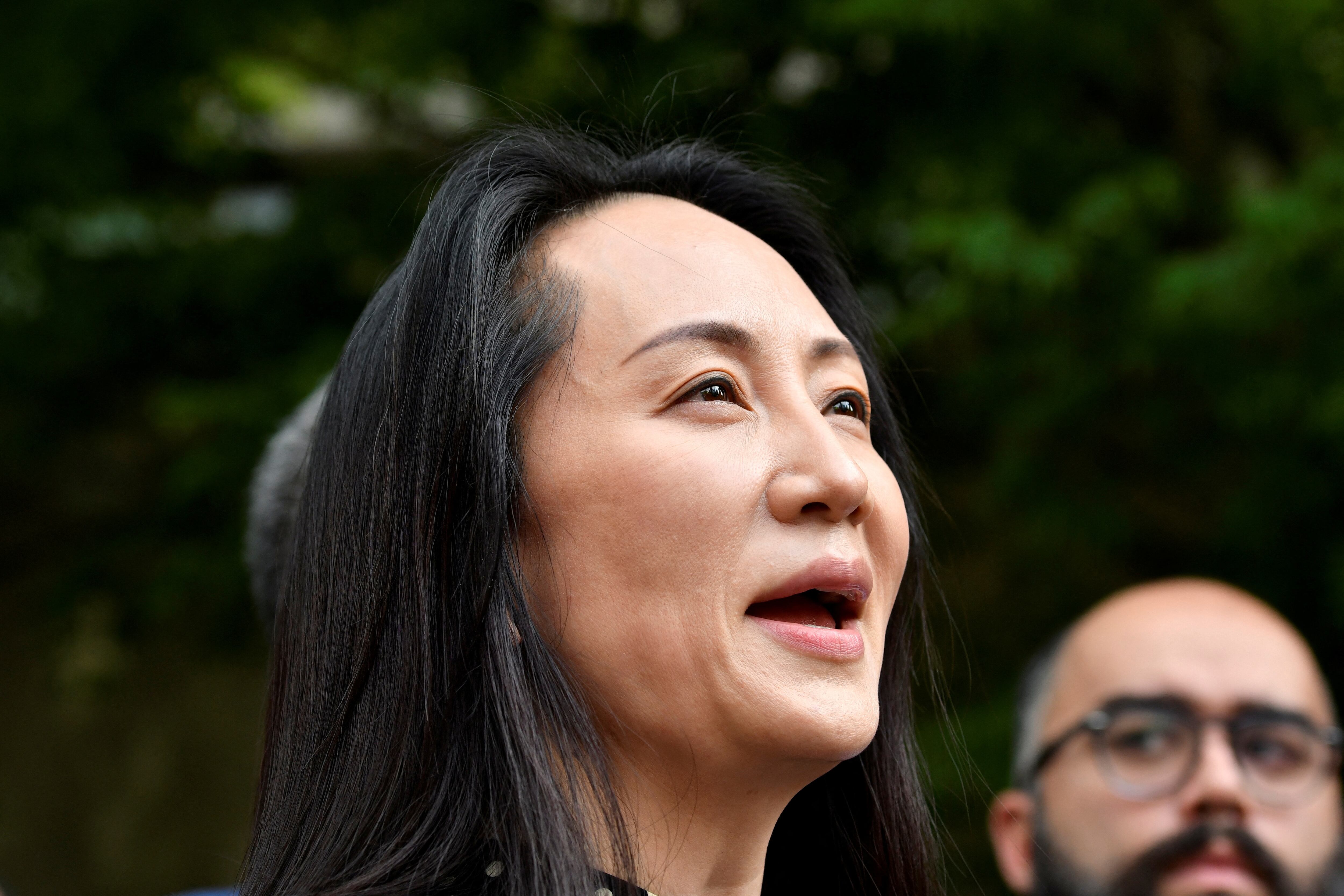 Meng Wanzhou, directora financiera de Huawei Technologies, abandona la corte y concluye una audiencia en Vancouver, Columbia Británica, Canadá, el 24 de septiembre de 2021.