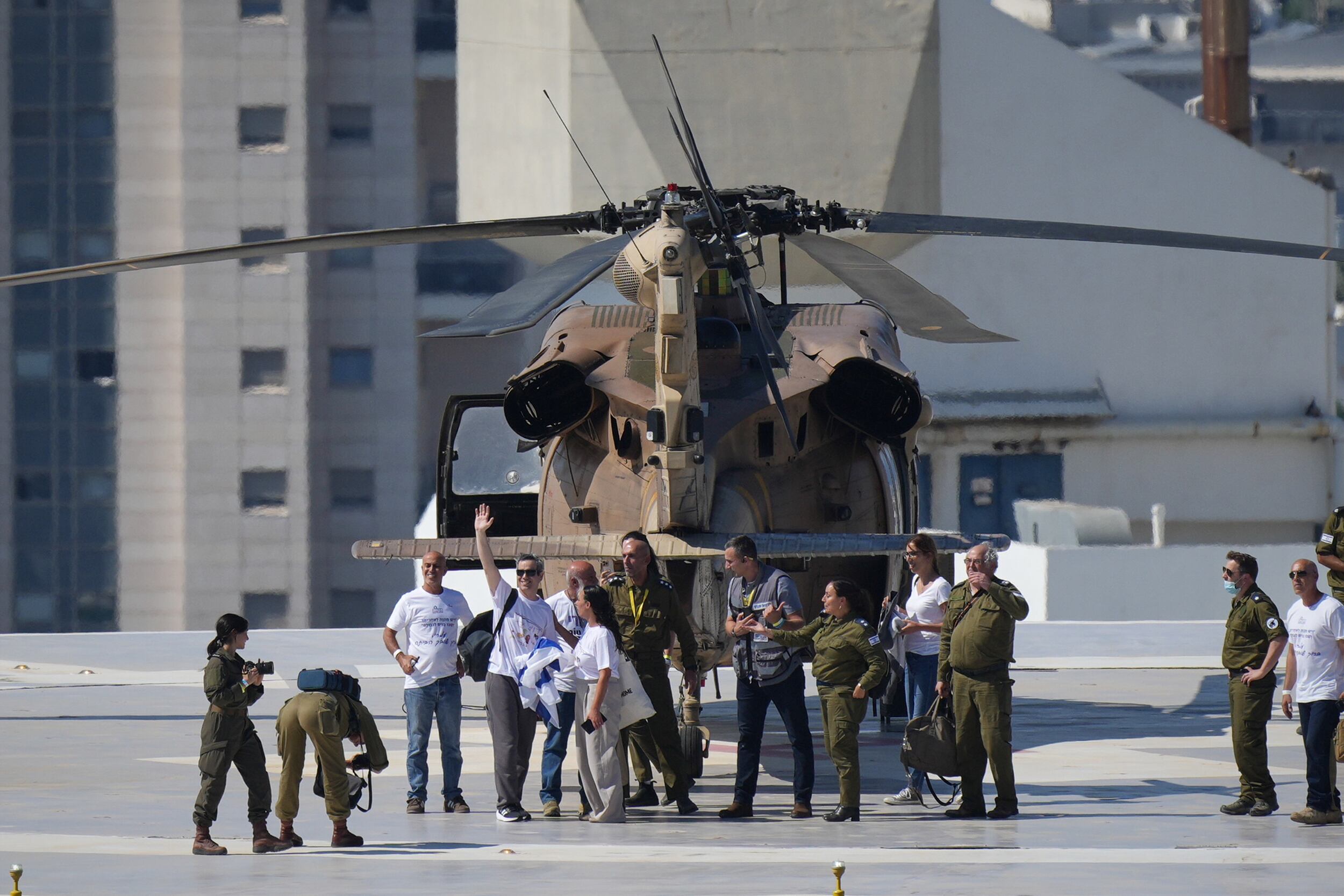 Omri Miran, un rehén israelí liberado de la Franja de Gaza, saluda tras descender de un helicóptero en el Hospital Ichilov, en Tel Aviv, Israel, el lunes 13 de octubre de 2025.