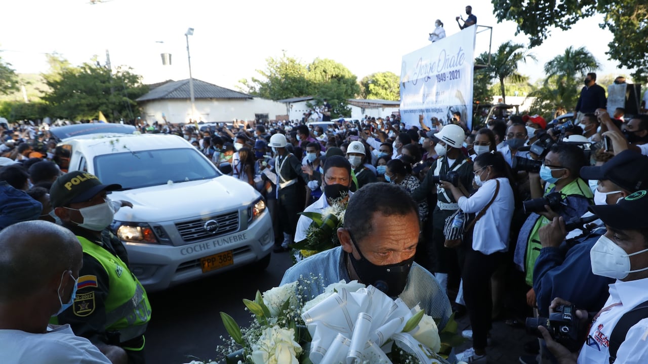 Carroza fúnebre, ataúd de Jorge Oñate, llegando al Cementerio en La Paz, Cesar.