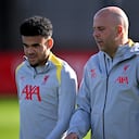 Luis Díaz hablando con su técnico Arne Slot