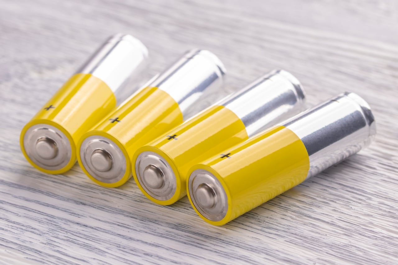 Las pilas alcalinas AA aún son muy usadas en varios dispositivos eléctricos.