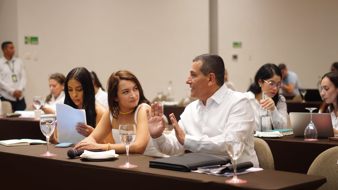 En el centro Andrea Petro y a la derecha Dumek Turbay, alcalde de Cartagena