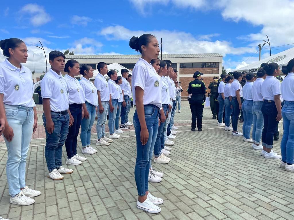 Graduación de niños indígenas como policías cívicos en Nariño