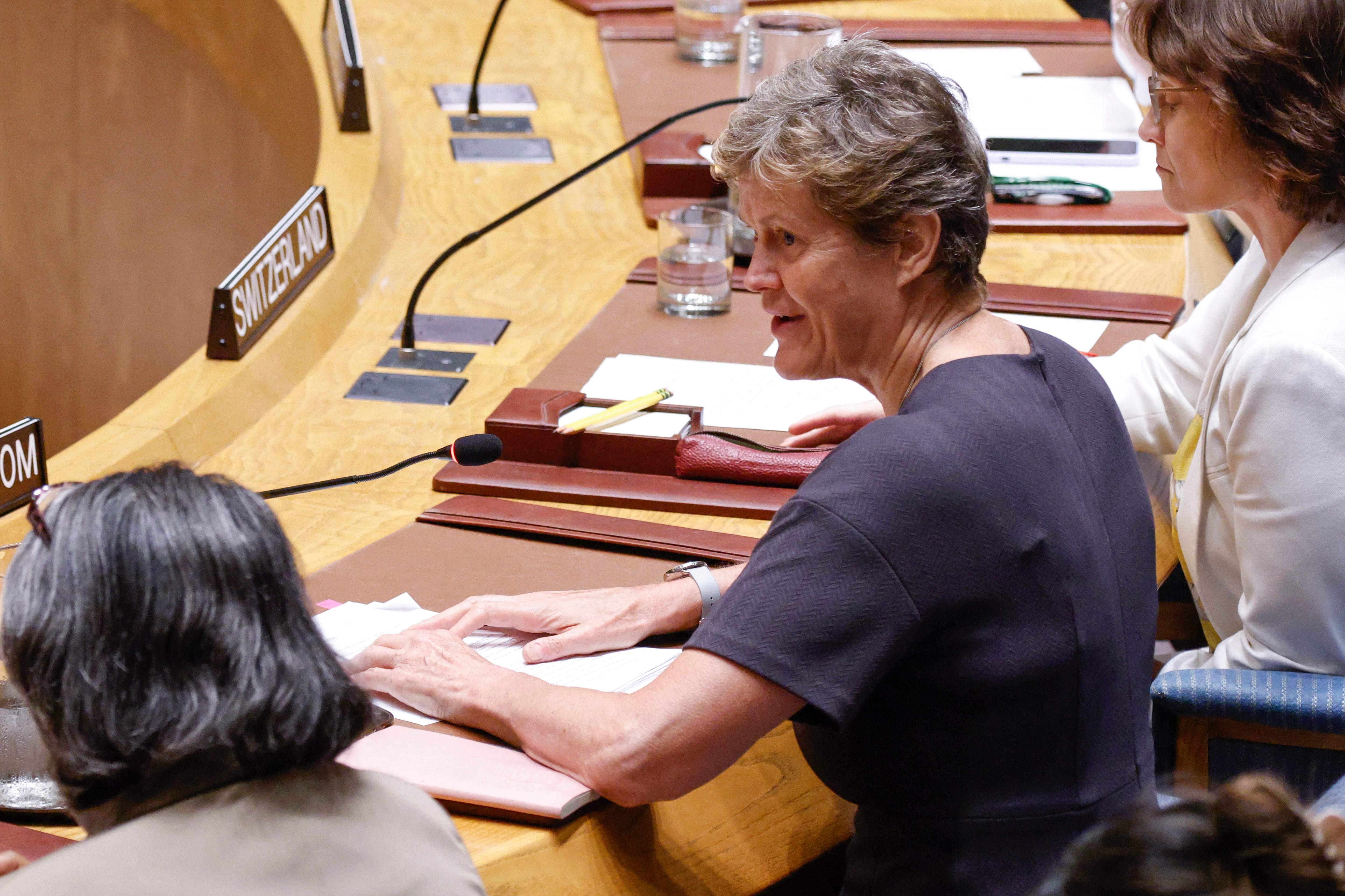 La embajadora británica ante las Naciones Unidas, Barbara Woodward, habla con el presidente colombiano, Gustavo Petro, durante una sesión del Consejo de Seguridad de la ONU sobre el progreso del proceso de paz colombiano en la sede de la ONU en Nueva York el 11 de julio de 2024. (Foto de KENA BETANCUR / AFP)