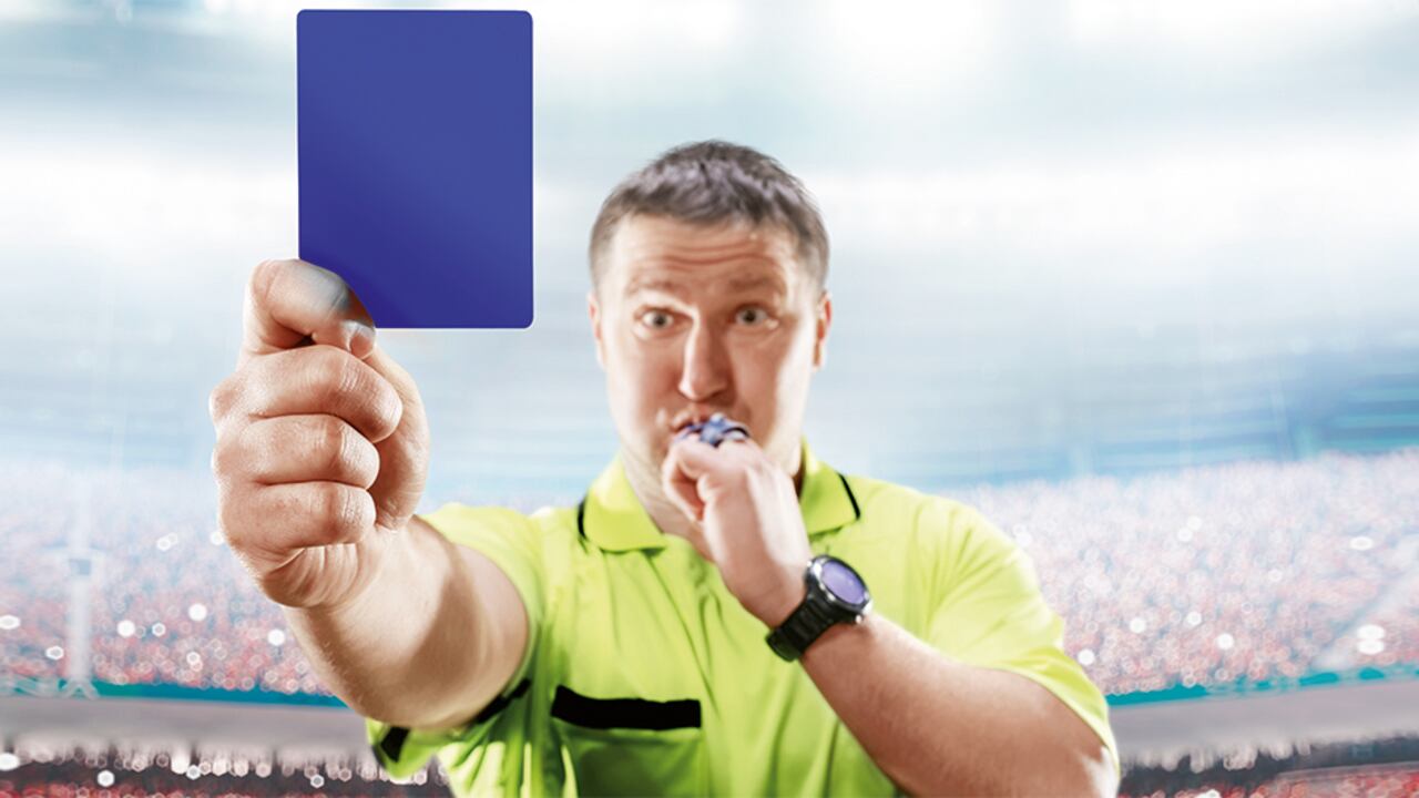 La propuesta ha generado división al considerar que la tarjeta azul solamente generaría confusiones en el fútbol.