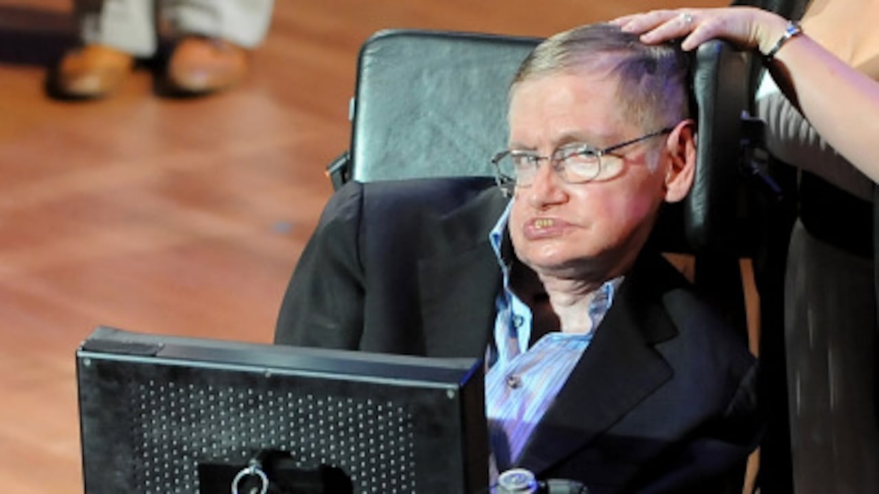 El físico Stephen Hawking en un libro anterior (1988) pareció aceptar la mano de Dios en la creación del cosmos, pero ahora parece haber cambiado de opinión.