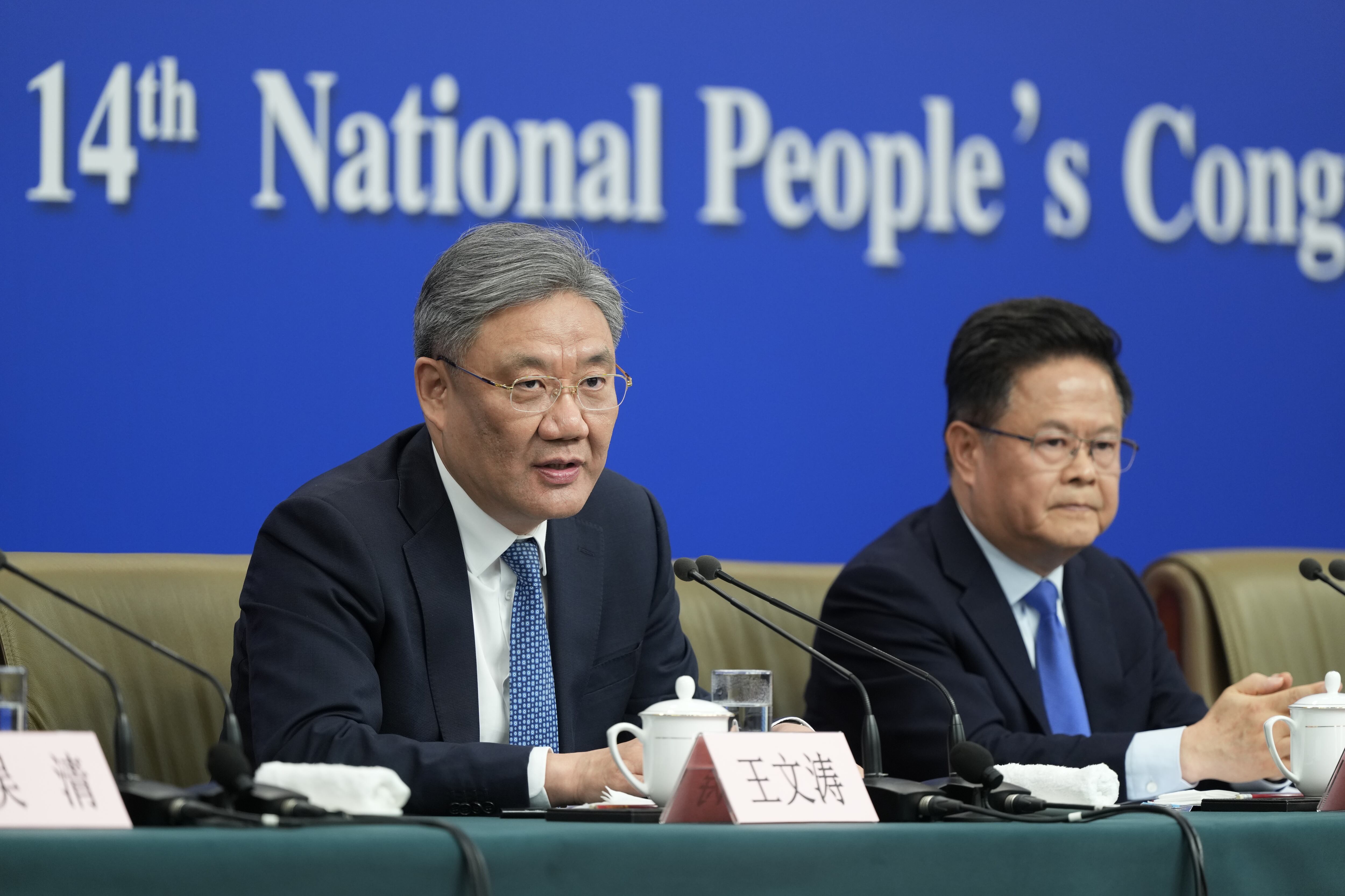 El ministro de Comercio de China, Wang Wentao (izq.), y el presidente de la Comisión Nacional de Desarrollo y Reforma de China, Zheng Shanjie, asisten a una nueva conferencia sobre economía para la tercera sesión de la XIV Asamblea Popular Nacional (APN), el 6 de marzo de 2025, en Beijing, China.