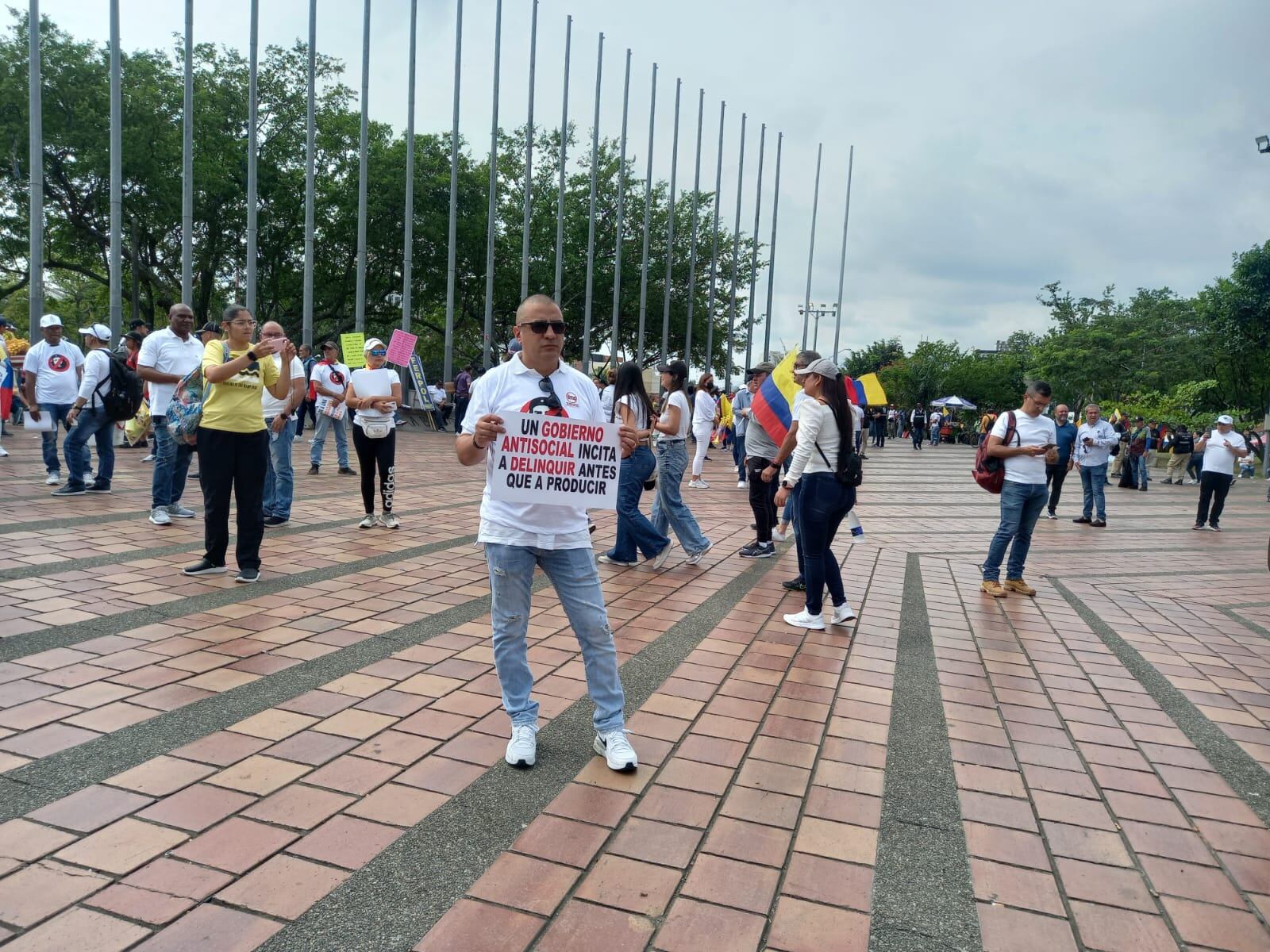 Con carteles y banderas, los manifestantes rechazan la gestión del gobierno de turno.
