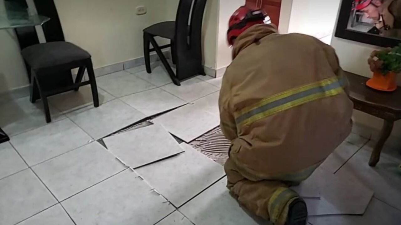 Las autoridades evalúan los daños en algunas viviendas en Santander.