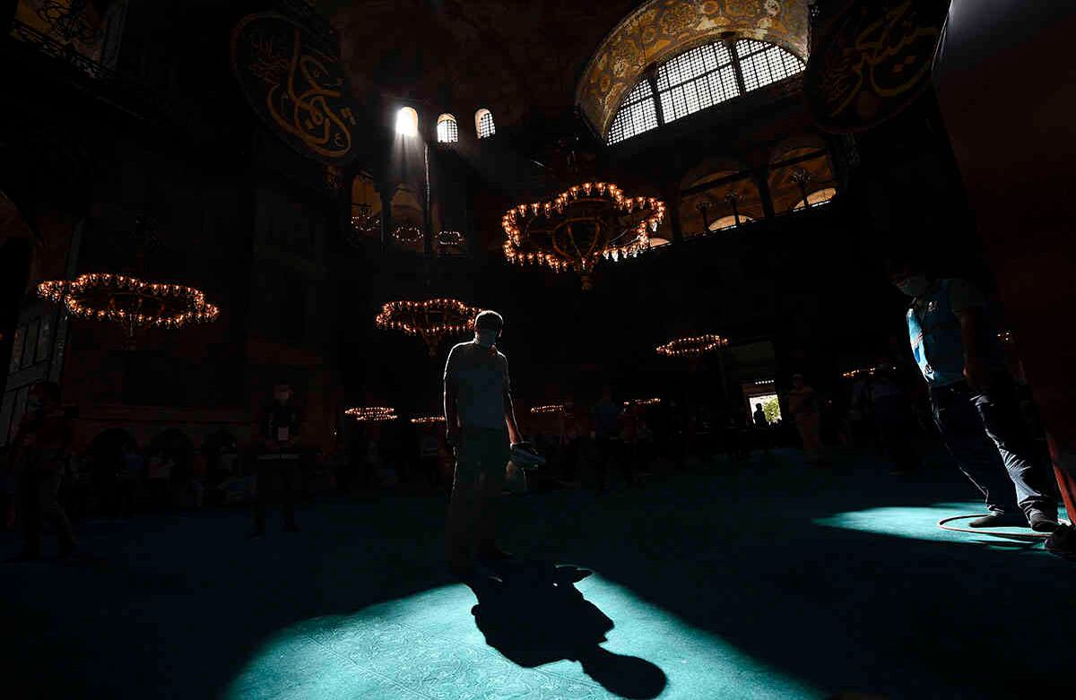 Santa Sofía fue una mezquita y un museo antes de su conversión en un lugar de culto musulmán. La conversión del edificio, ha llevado a una protesta internacional. (Foto AP / Omer Kuscu)