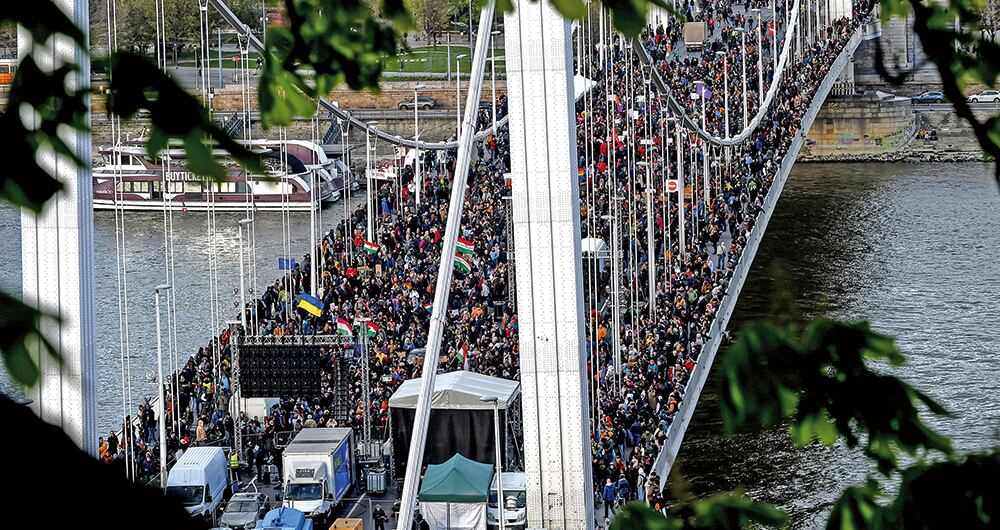 Ciudadanos de Hungría se han conglomerado por cuatro semanas seguidas en protesta contra una medida del gobierno.