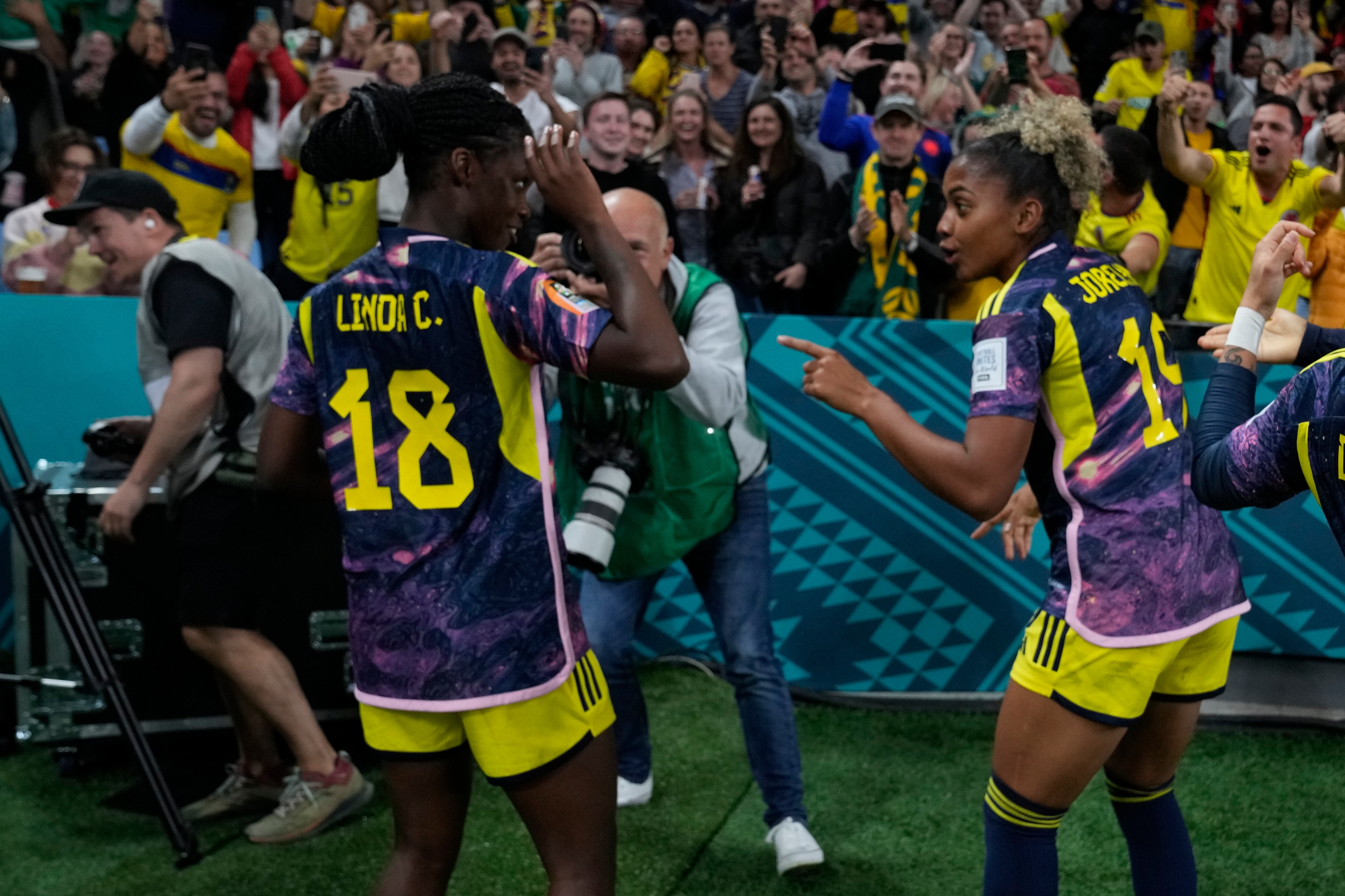 Linda Caicedo de Colombia, a la izquierda, celebra después de anotar el primer gol de su equipo durante el partido de fútbol del Grupo H de la Copa Mundial Femenina entre Alemania y Colombia en el Estadio de Fútbol de Sídney en Sídney, Australia, el domingo 30 de julio de 2023. (Foto AP/Rick Rycroft)