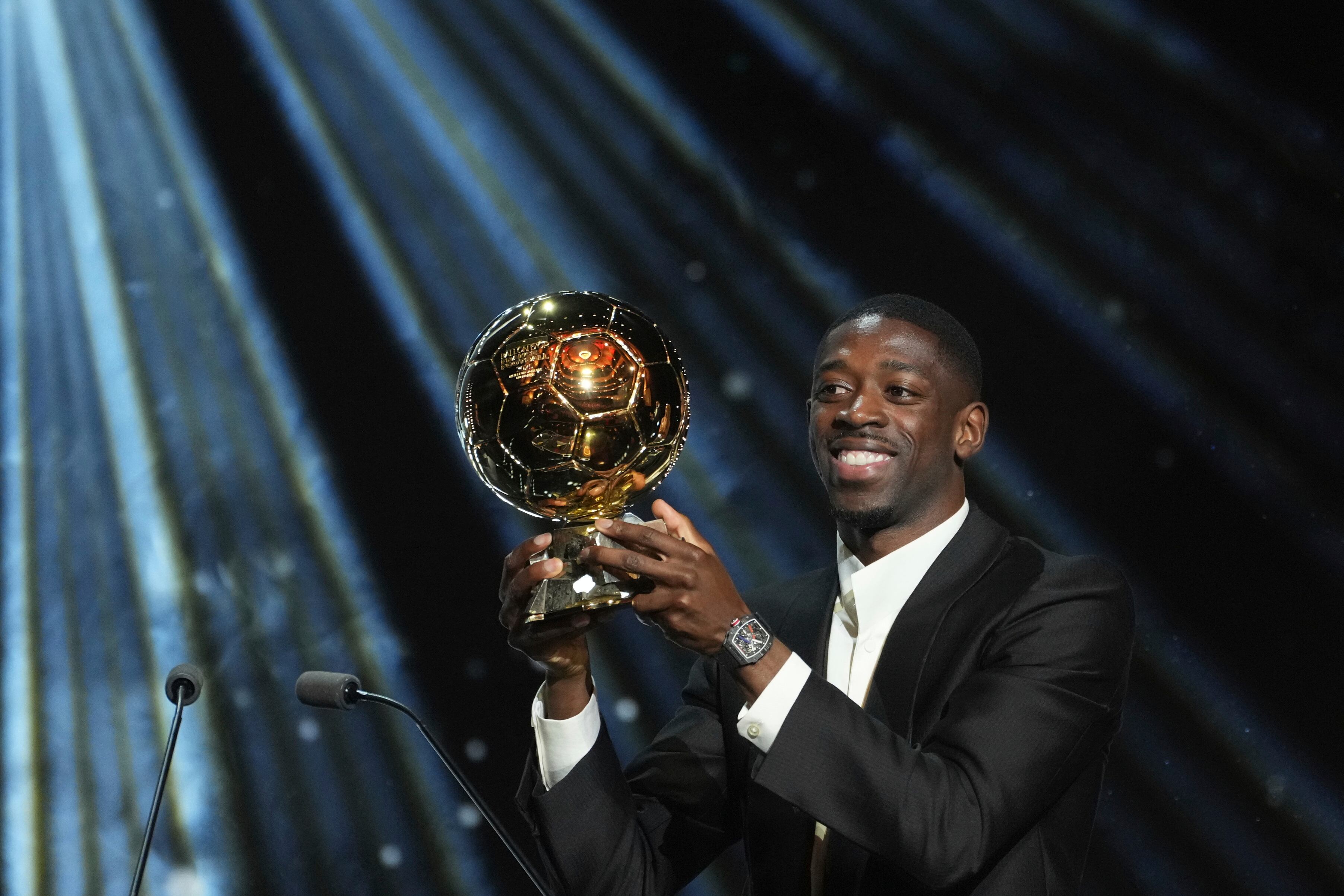 Ousmane Dembélé alza el trofeo como ganador del Balón de Oro 2025.