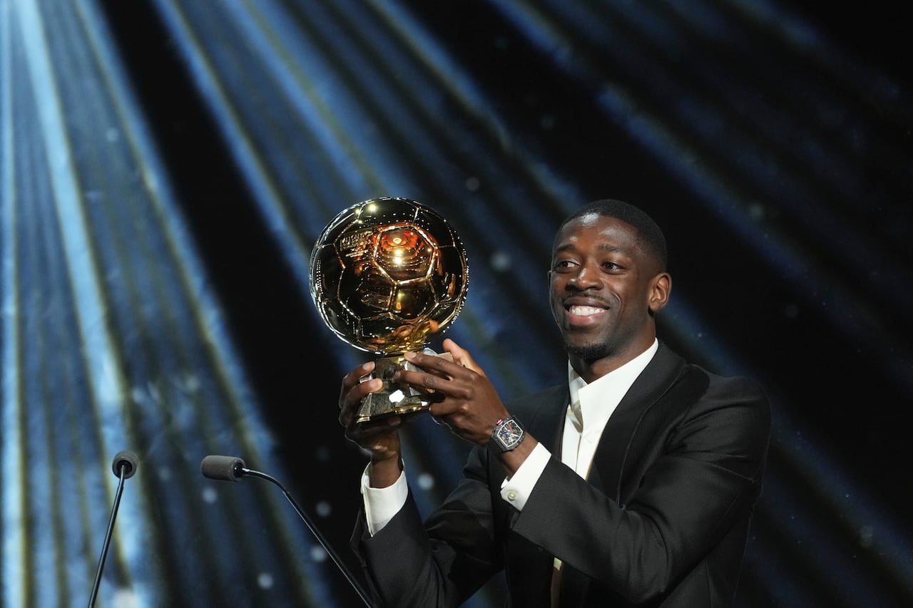 Ousmane Dembélé alza el trofeo como ganador del Balón de Oro 2025