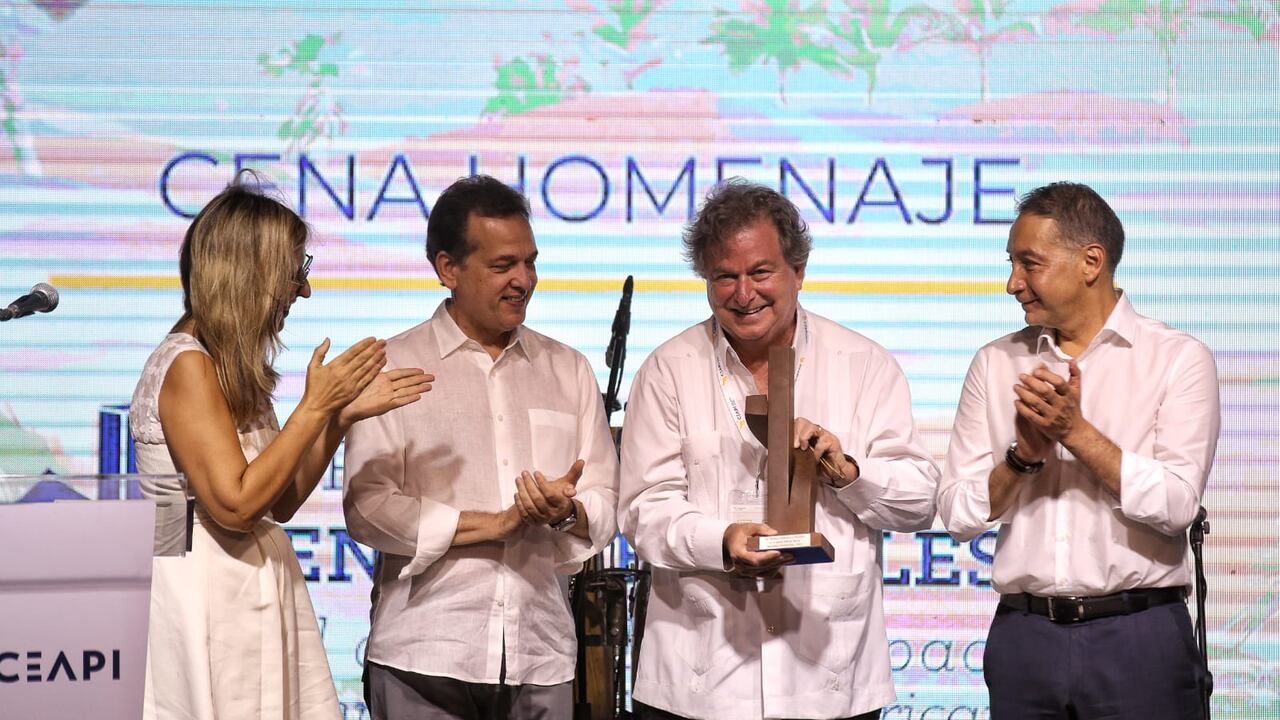 Jaime Gilinski Bacal recibe el Premio al desarrollo del espacio empresarial iberoamericano CEAPI.