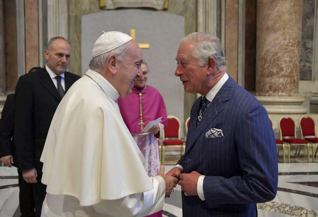 El Príncipe Carlos, Príncipe de Gales, estrecha la mano del Papa Francisco durante la canonización del Cardenal Newman, celebrada por el Papa Francisco en la Plaza de San Pedro el 13 de octubre de 2019 en la Ciudad del Vaticano.