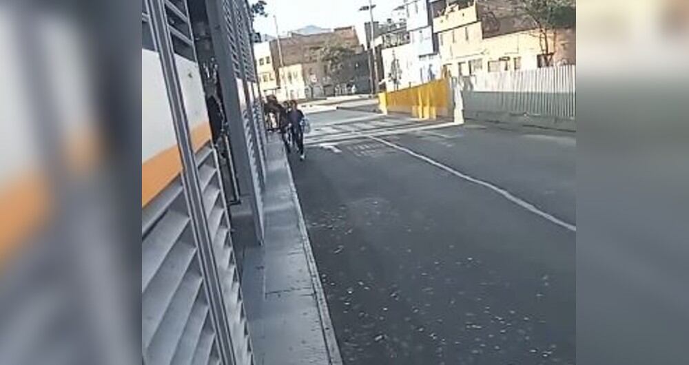 Un grupo de diez personas aproximadamente se coló en TransMilenio