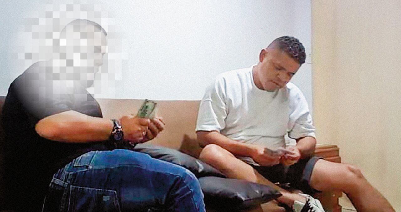 Alias el Gato es un suboficial de la Armada que, a cambio de dinero y sin saberlo, entregaba información de inteligencia al agente encubierto, incluidas las cartas de navegación con la ubicación de las autoridades. Todo quedó grabado.