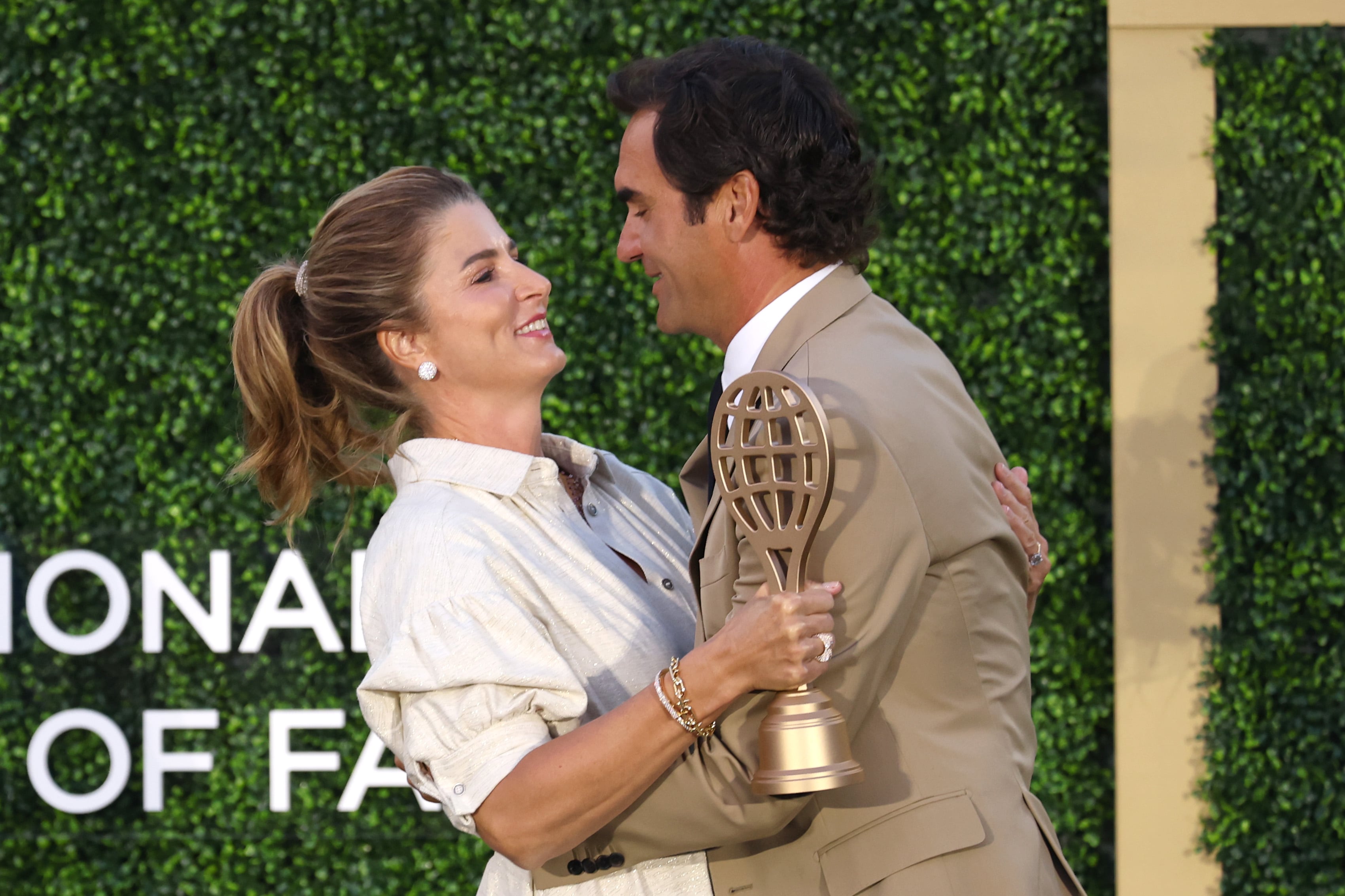 Mirka Federer abrazando a su esposo, Roger, en la ceremonia de ingreso al Salón Internacional de la Fama del Tenis.