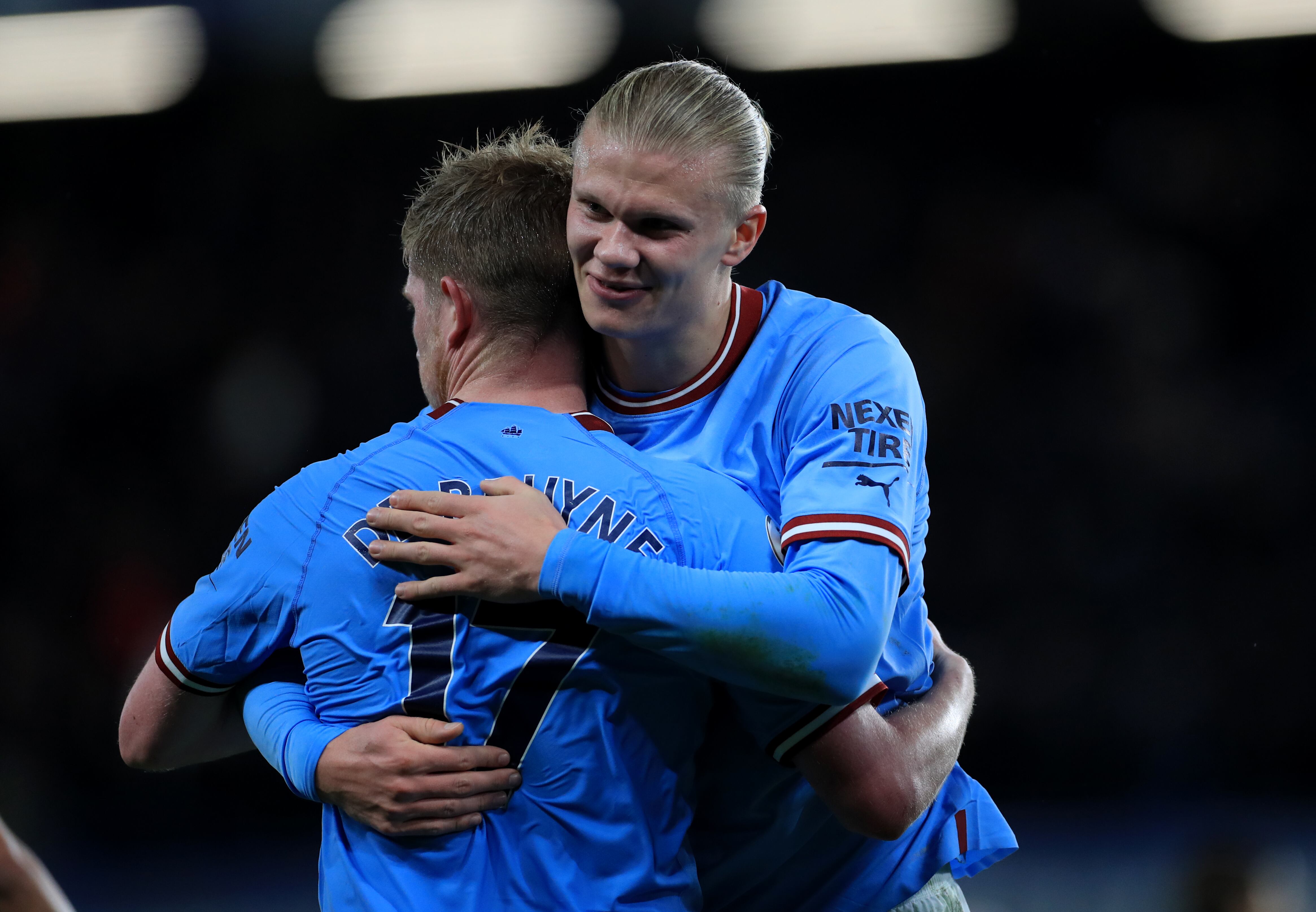 Erling Haaland celebrando junto a Kevin De Bruyne.